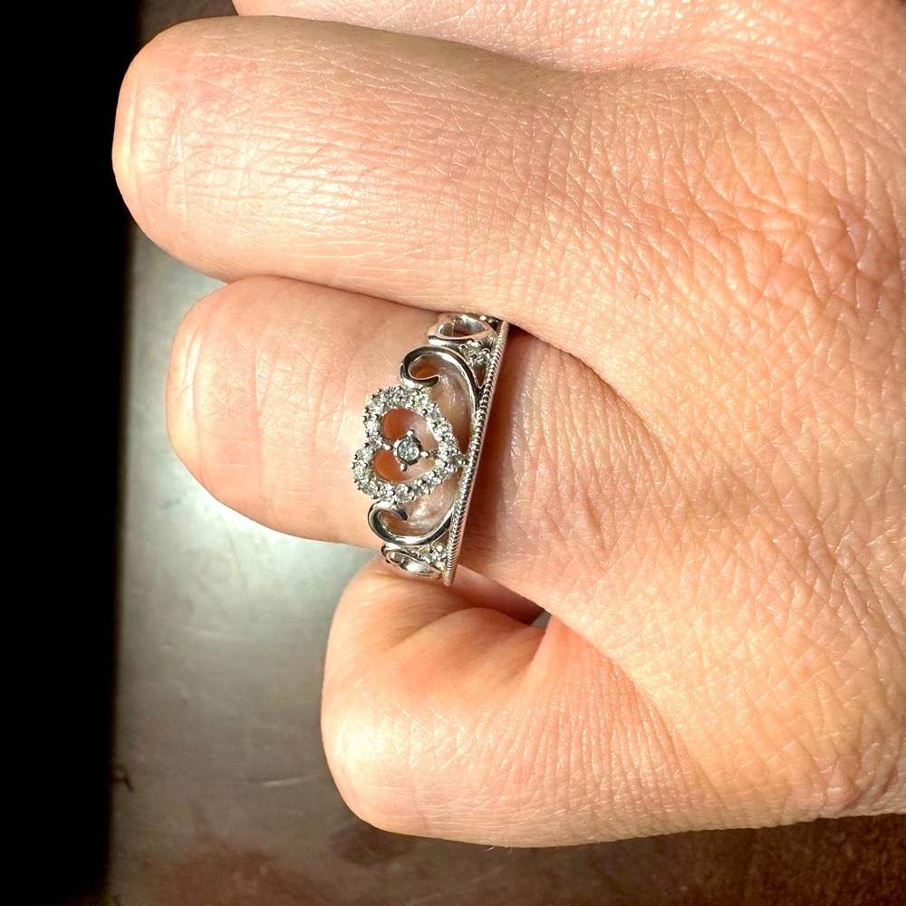 Elegant 10K white gold wedding band